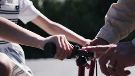 Primer-Plano,-Manos-Y-Personas-Con-Bicicleta-En-La-Calle.