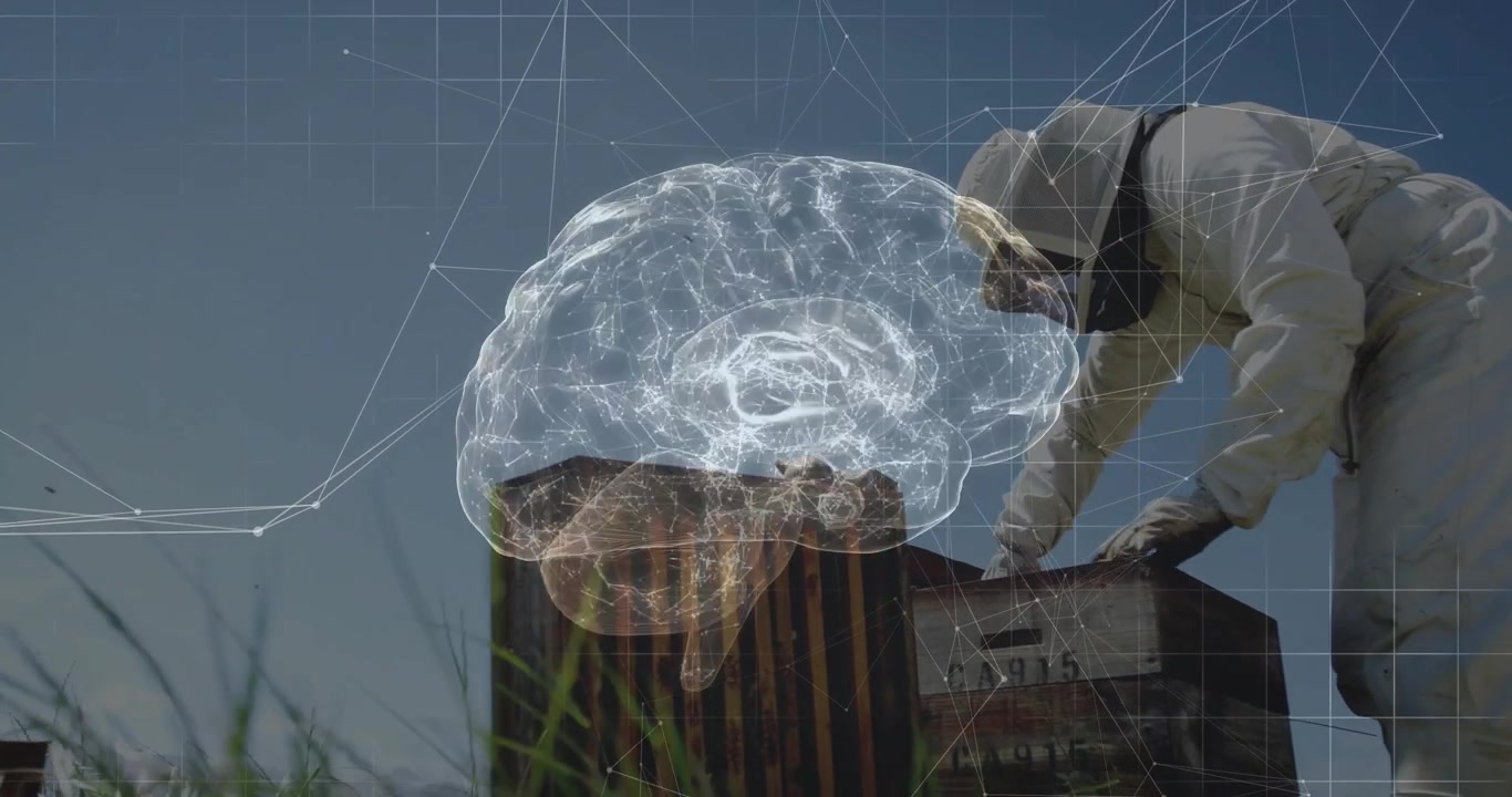 Apicoltore che raggiunge la scatola superiore, usando uno strumento per l'arnia, ispezionando la colonia per l'agritech, cervello olografico che fluttua.