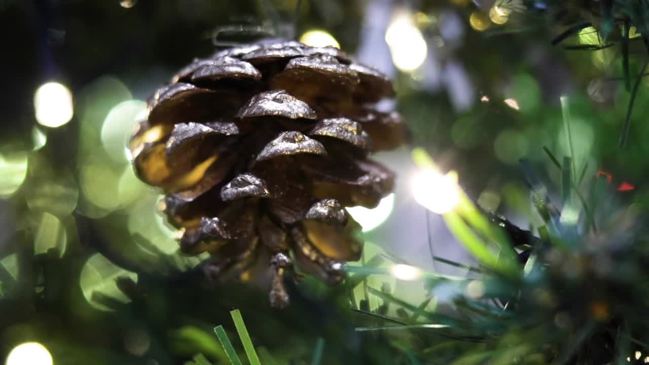 Decorazione con pigna su un albero di Natale verde