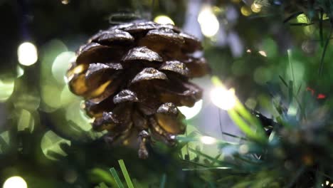 decoración de cono de abeto en un árbol de navidad verde
