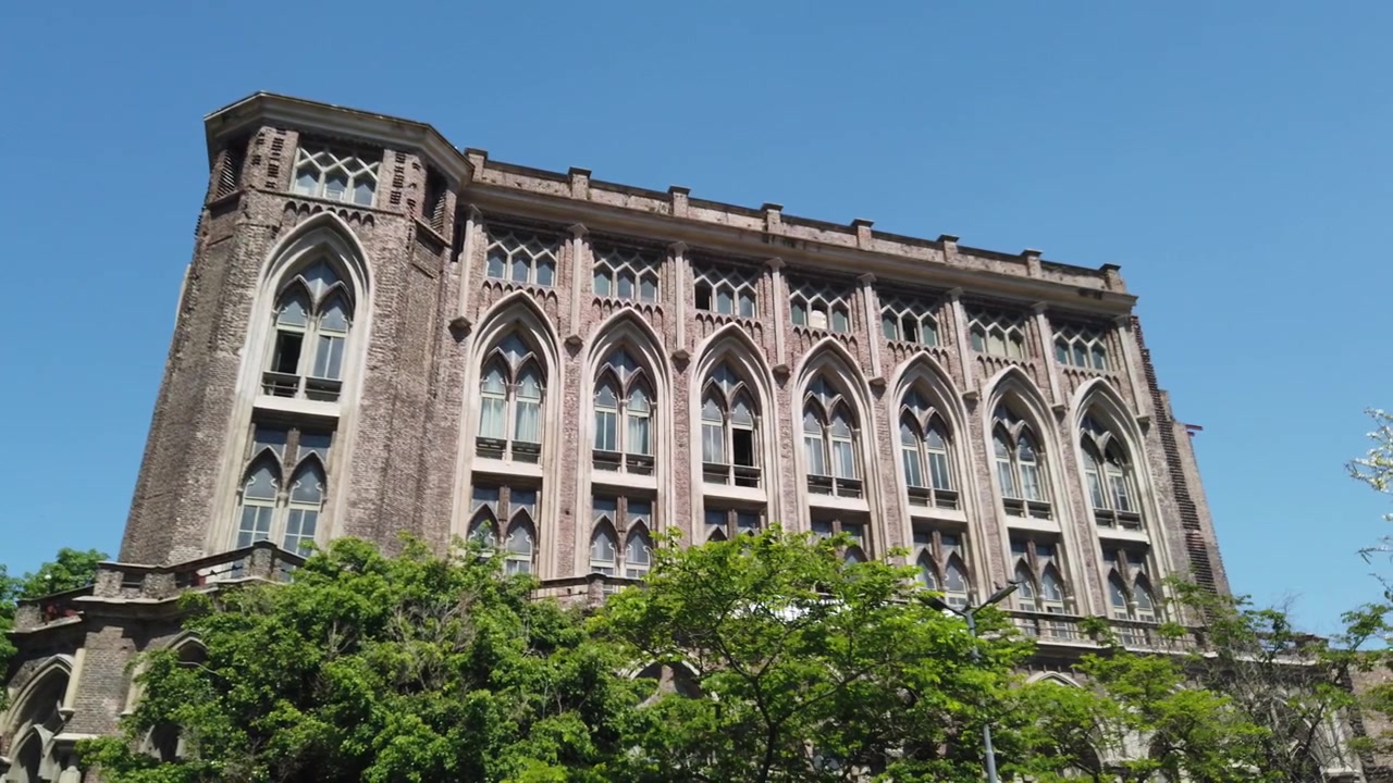 Edificio de entrada universitario neogótico en Buenos Aires, vegetación urbana, vista panorámica del horizonte en el Parque Las Heras.