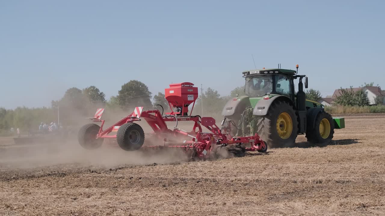 필드를 plowing 트랙터