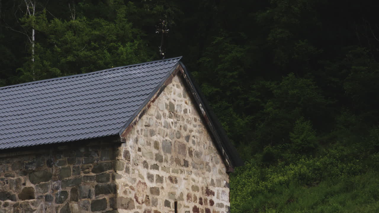 Santa croce sul tetto ristrutturato della chiesa del monastero di Mtsvane in Georgia.