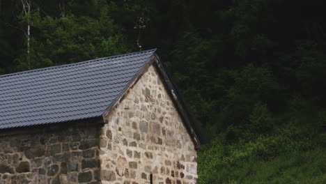 Heiliges-Kreuz-Auf-Renoviertem-Dach-Der-Mtsvane-Klosterkirche-In-Georgien