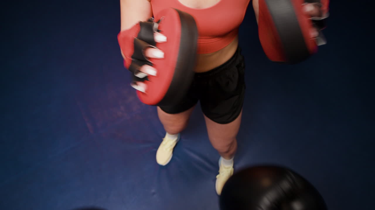 권투 연습하는 여자