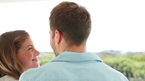 una pareja feliz mirando en la distancia.