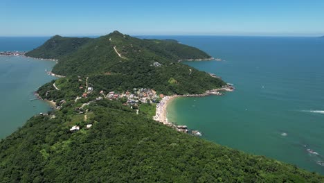 Drohne-Vom-Meeräschenstrand-In-Der-Stadt-Bombinhas-Santa-Catarina-Brasilien---Praia-Da-Tainha