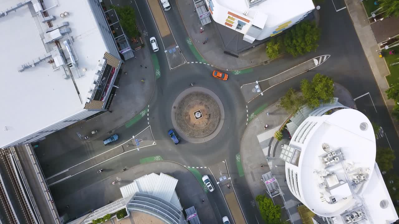 drone de arriba hacia abajo vista angular del círculo de tráfico en brisbane australia, vista cenital