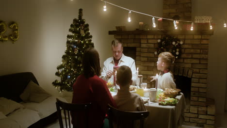 Celebración-De-Nochevieja-En-El-Salón.