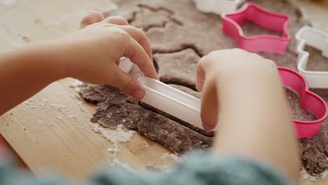 Detailvideo-Von-Kindern,-Die-Lebkuchenplätzchen-Ausschneiden