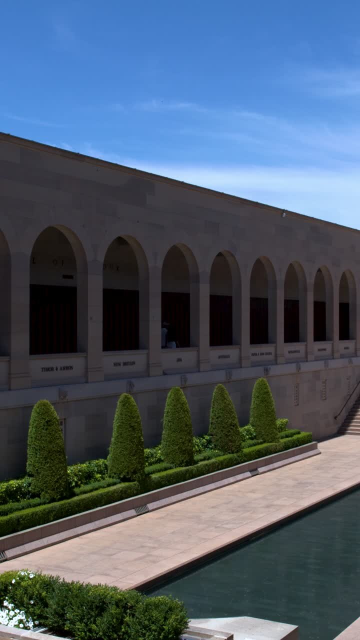 Una panoramica dall'alto sull'architettura in arenaria e sulla vasca riflettente dell'Australian War Memorial.