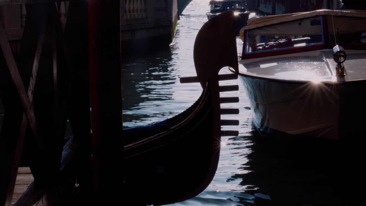Silhouette di una gondola in un canale veneziano soleggiato
