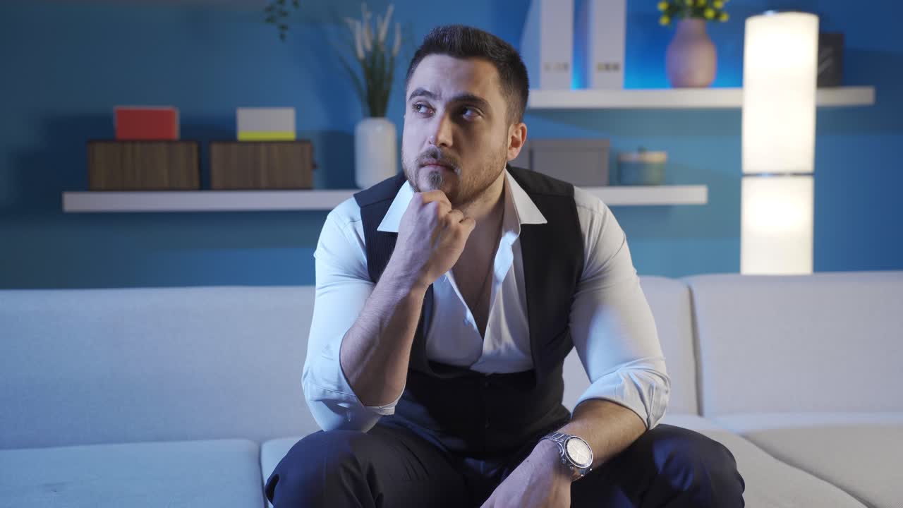 primer plano joven empresario pensando en la vida privada y el problema del trabajo en casa.