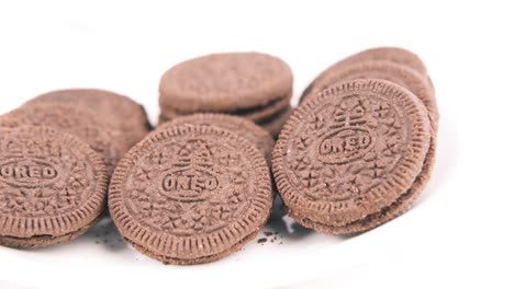 una pila de galletas de oreo