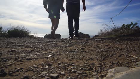 Malibu-Paar-Auf-Felsen