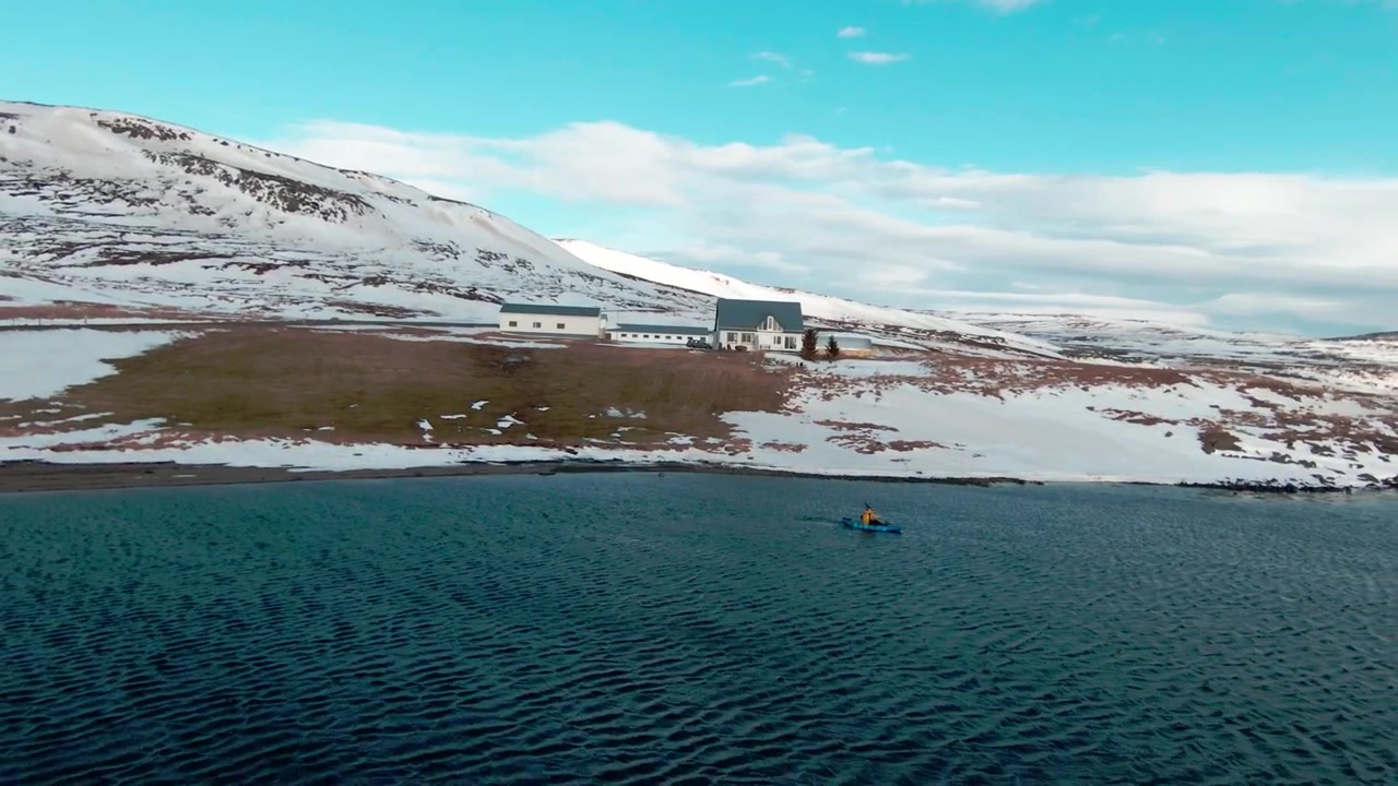 Turista che si gode un'attività avventurosa in kayak, Islanda invernale