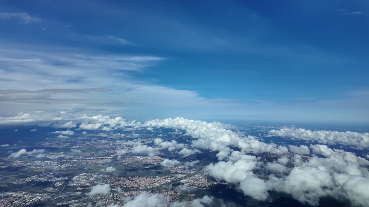 바르셀로나 시의 공중 풍경 공항에 도착하여 도시 위에 약간의 구름이 있습니다.