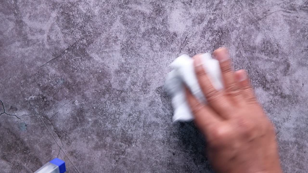 limpieza de una superficie de hormigón con un paño