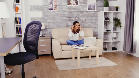 mujer en cámara lenta poniendo auriculares
