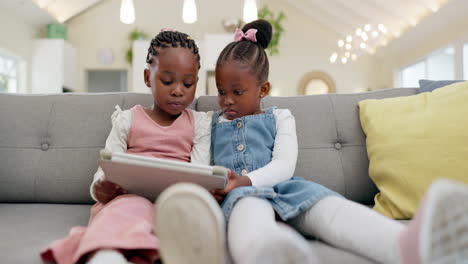 Schwarze-Mädchenkinder,-Tablet-Auf-Dem-Sofa