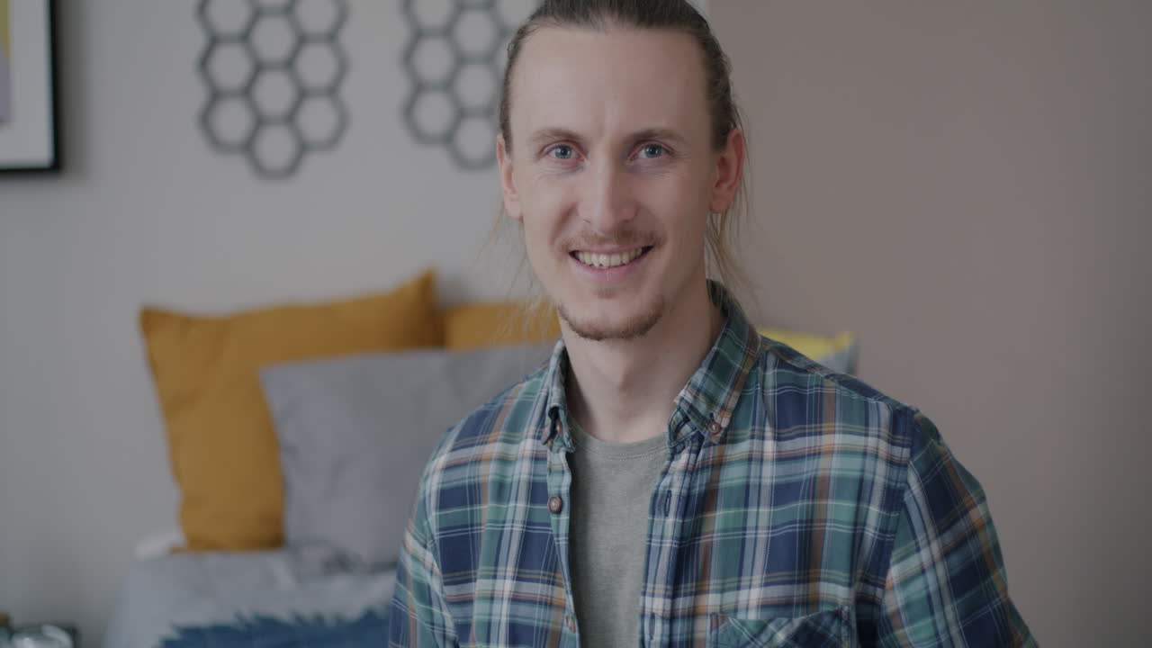 Uomo sorridente in camera da letto