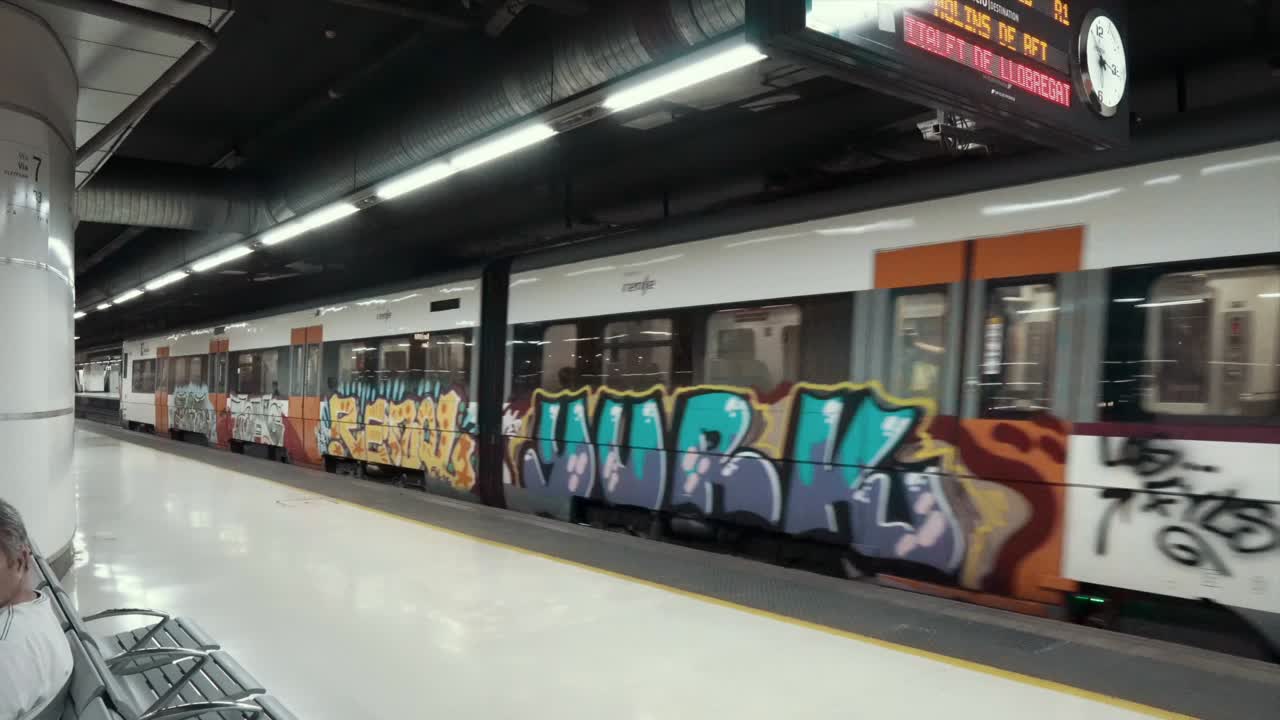 그래피티 를 가진 역 에 있는 지하철