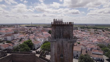 vista aérea del paisaje urbano y la torre del castillo de beja, portugal