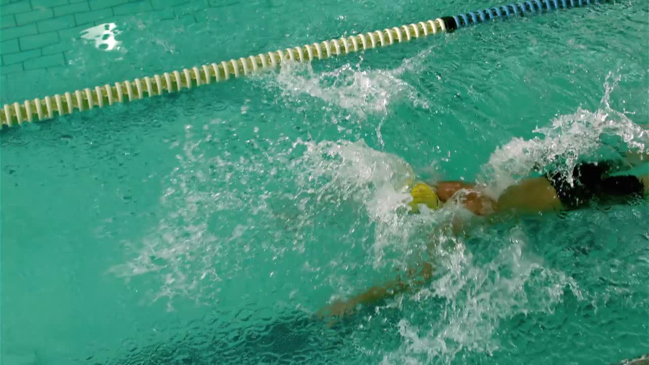 Fit man swimming in the pool
