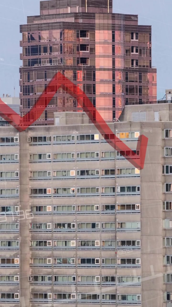 Animação de linha vermelha e processamento de dados financeiros sobre edifícios