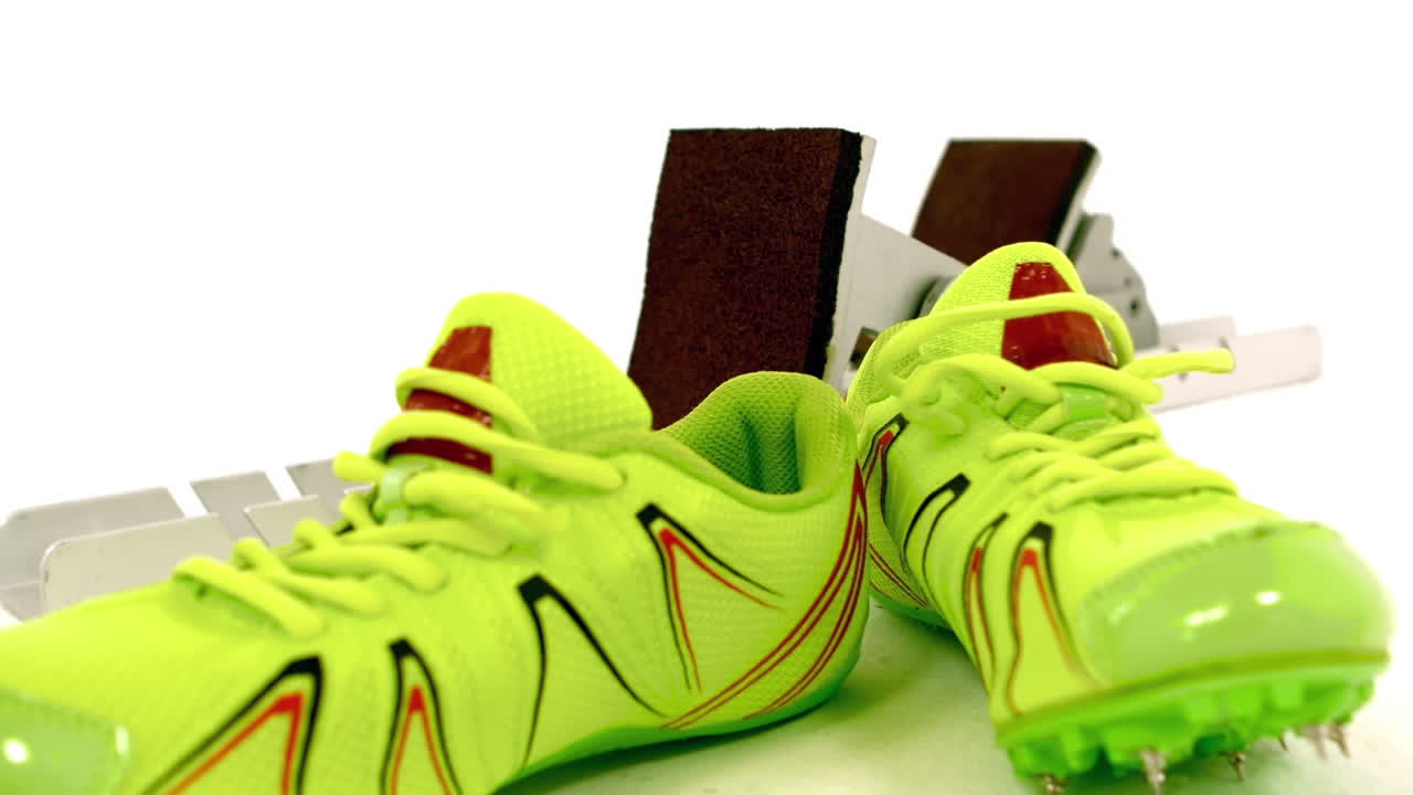 un primer plano de los zapatos