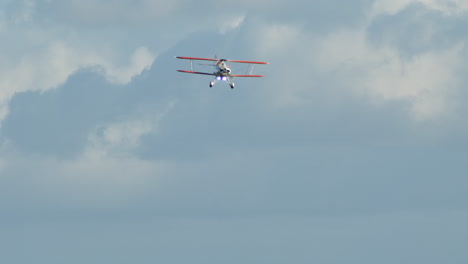 Avión-Acrobático-Acercándose-A-Aterrizar-En-La-Pista-26r-Del-Aeropuerto-Cypk-En-Pitt-Meadows,-Bc,-Canadá