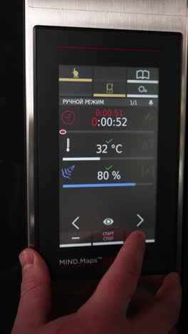 utilizando un panel de control digital del horno