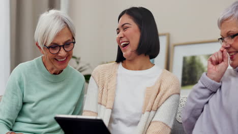 Tablet,-Lustig-Und-Eine-Betreuerin-Mit-älteren-Frauen