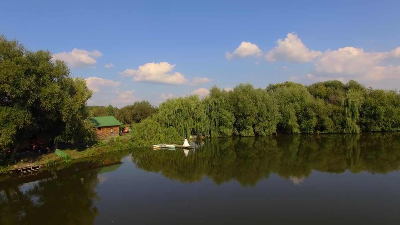 강 과 배 근처 에 있는 신부 와 신부 의 공중 사진