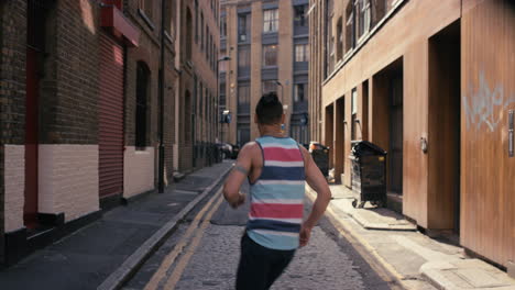 Hombre-Brasileño-Funky-Contemporáneo-Bailarín-Callejero-Bailando-Estilo-Libre-En-La-Ciudad