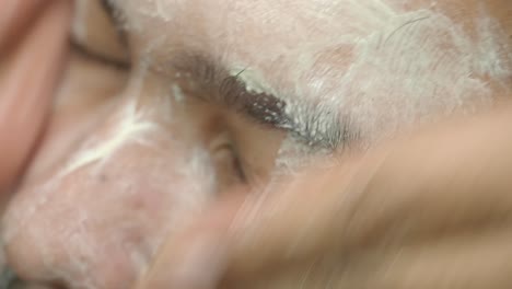 hombre aplicando crema facial