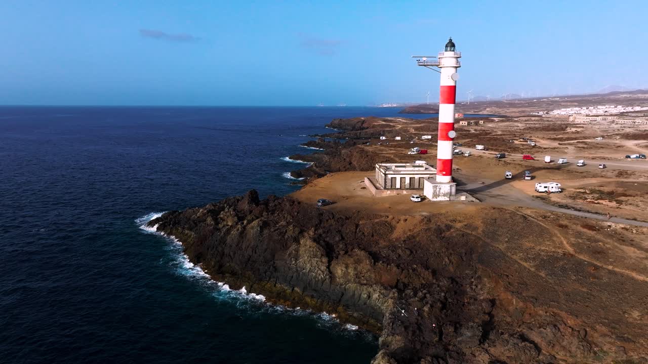 Faro di Poris all'alba sulla costa di Tenerife con una splendida vista sull'oceano