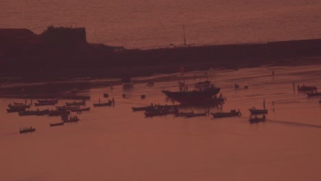 해변에 있는 시 항구에서 일하는 시