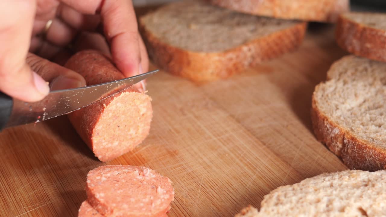 cortar salchichas en una tabla de cortar