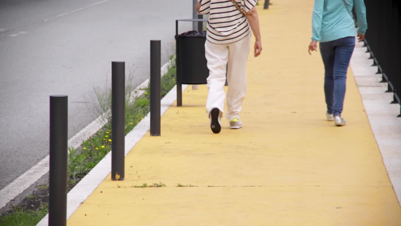 두 여인 은 두로 강 근처 의 해변 을 따라 걸어가며 경치 좋은 풍경 과 평화로운 분위기 를 즐기고 있다