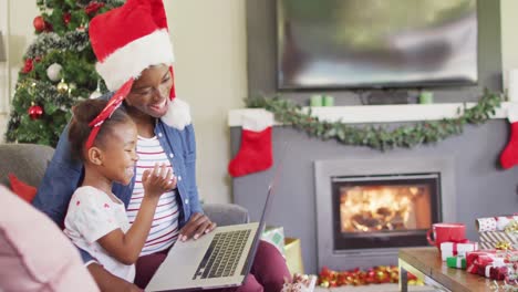 Feliz-Madre-E-Hija-Afroamericana-Teniendo-Videollamada-Con-Computadora-Portátil