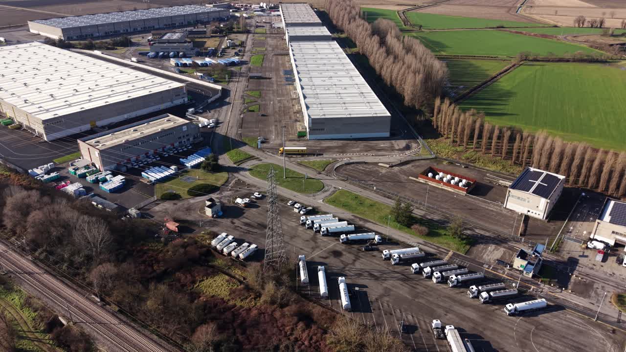 Moderne logistikcenter i Lombardiet, Italien – droneoptagelse