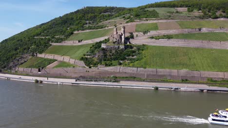 excursión turística en barco pasando por el castillo de ehrenfels río arriba en el valle medio superior del rin, alemania