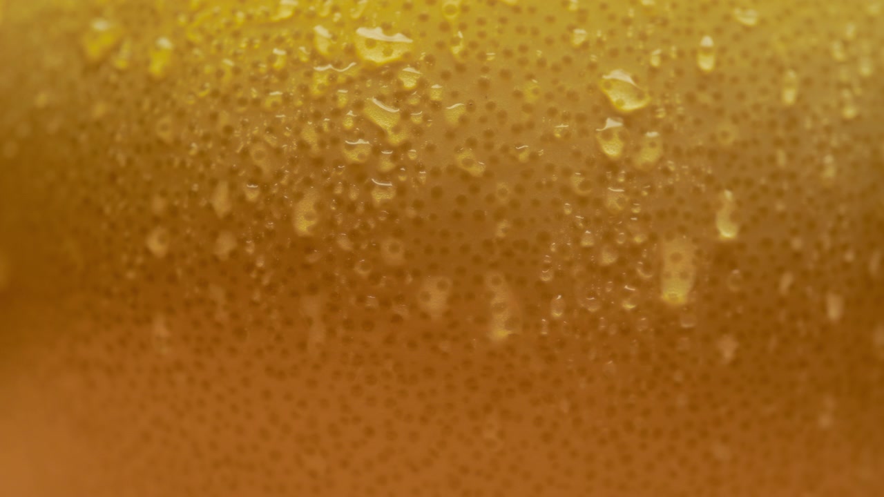 Goccioline d'acqua su una superficie di un'arancia