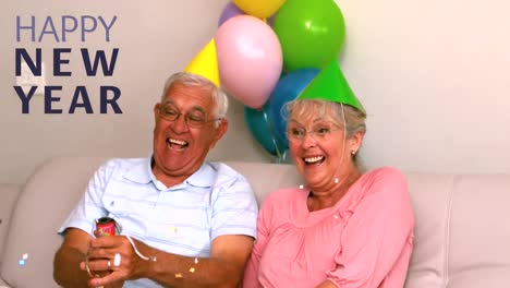 pareja de ancianos celebrando el año nuevo en casa 4k