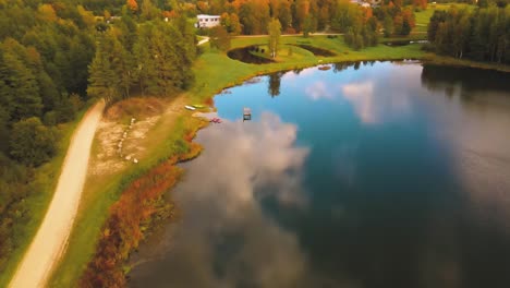 Un-Pequeño-Lago-Letón-En-Una-Zona-Poblada