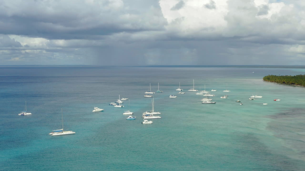 사오나 섬에 정박한 호화 요트와 범선, 수평선 위의 폭풍우 구름, 공중