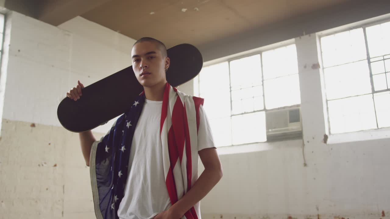 버려진 창고에 있는 멋진 젊은 남자