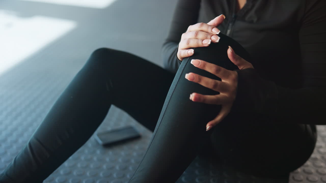 Donna che accusa dolori al ginocchio dopo l'attività fisica