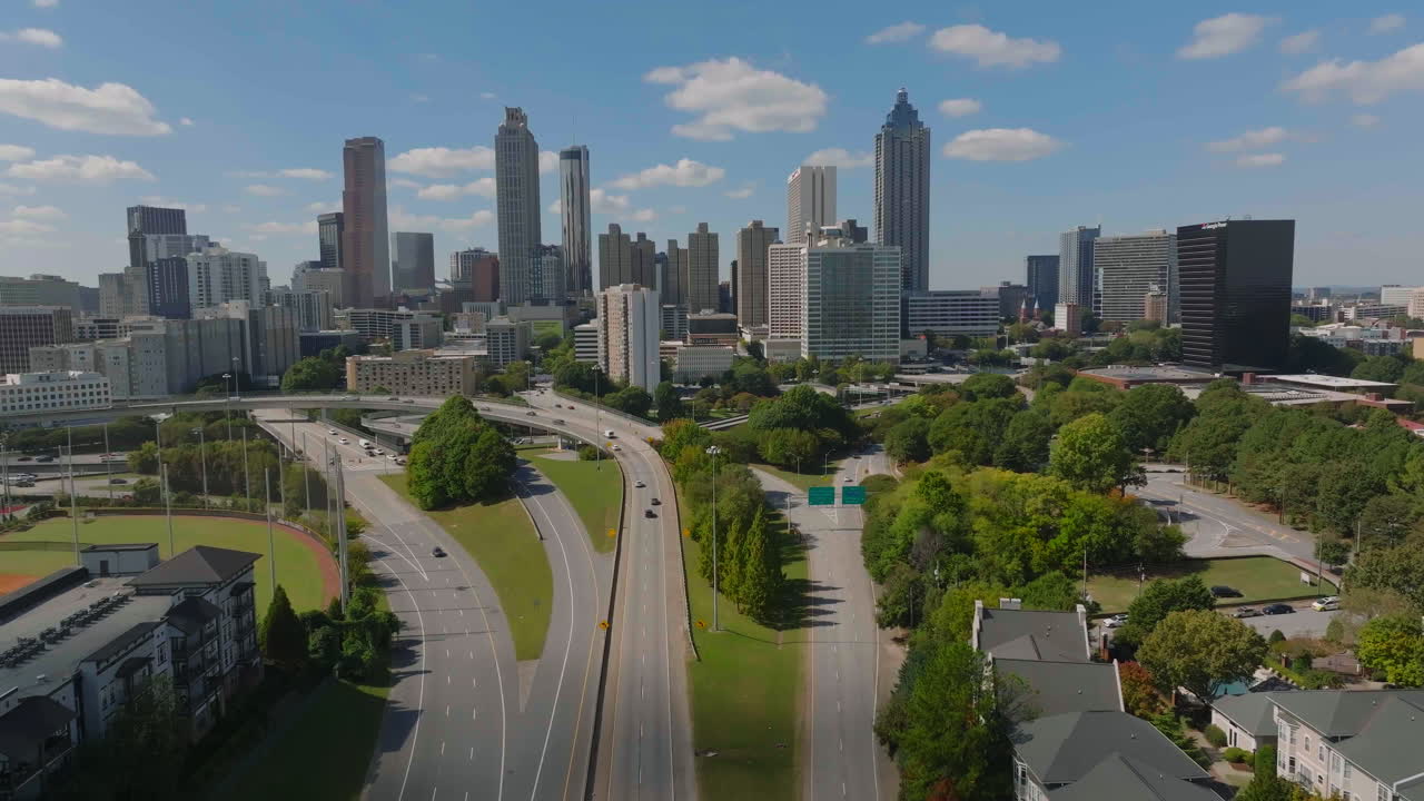 포워드는 도시 구역의 도로와 주변 나무 위를 날아갑니다.